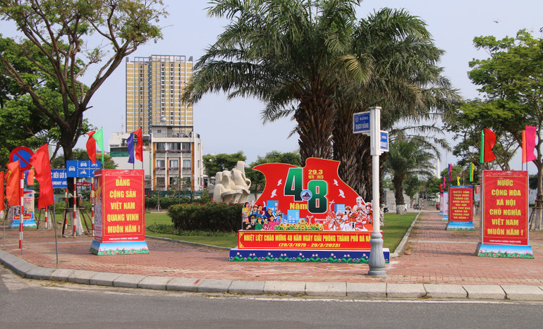 Khu vực trung tâm thành phố Đà Nẵng được trang hoàng chào mừng 48 năm Ngày giải phóng.