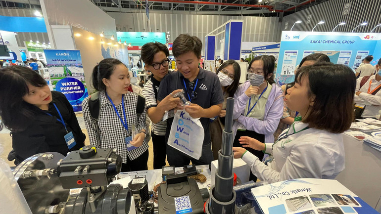 Đại diện doanh nghiệp giới thiệu công nghệ xử lý nước cho khách tham quan.