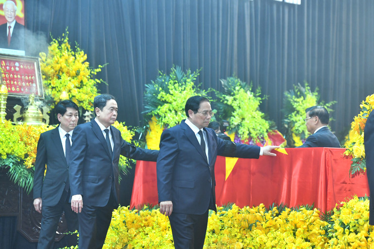 Thủ tướng Phạm Minh Chính, Chủ tịch Quốc hội Trần Thanh Mẫn, Thường trực Ban Bí thư Lương Cường bên linh cữu Tổng Bí thư Nguyễn Phú Trọng tại Lễ truy điệu.