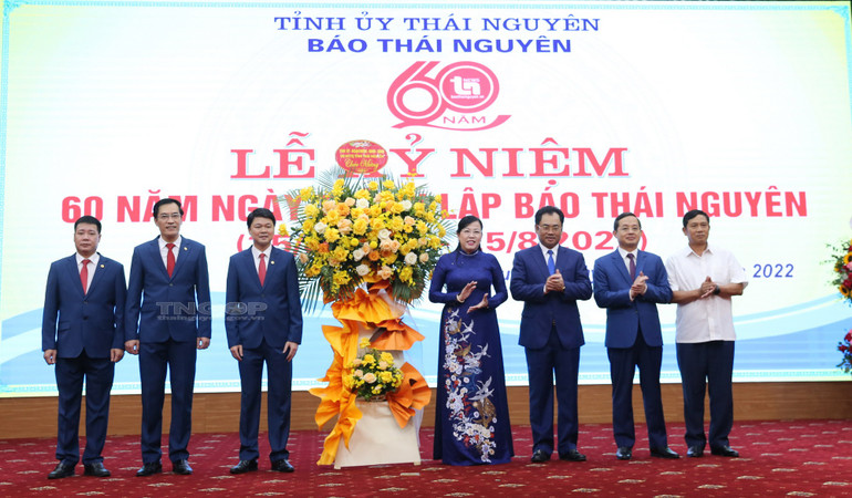 Các đồng chí Thường trực Tỉnh ủy và lãnh đạo Ủy ban MTTQ tỉnh tặng hoa chúc mừng Báo Thái Nguyên. (Ảnh:Thainguyen.gov.vn)