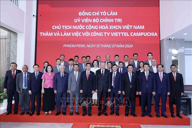 Chủ tịch nước Tô Lâm với cán bộ, nhân viên Công ty Viettel Campuchia (Metfone).