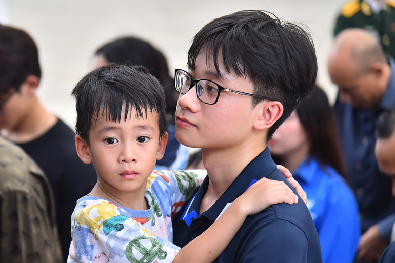 Nhiều em nhỏ được gia đình đưa đến Nhà tang lễ Quốc gia.