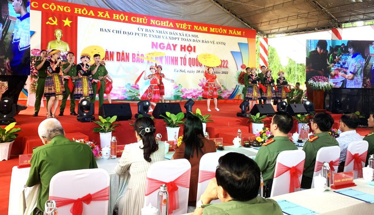 Văn nghệ chào mừng “Ngày hội toàn dân bảo vệ an ninh Tổ quốc”. Văn nghệ chào mừng “Ngày hội toàn dân bảo vệ an ninh Tổ quốc”.