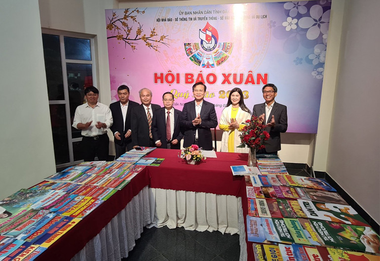 Các đại biểu tham dự tham quan gian trưng bày Hội báo Xuân Quý Mão tỉnh Đắk Nông năm 2023.