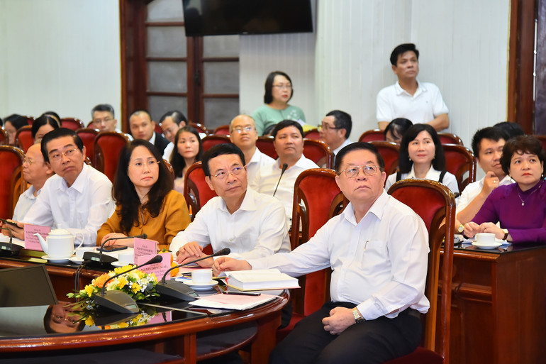 Trưởng Ban Tuyên giáo Trung ương Nguyễn Trọng Nghĩa và các đại biểu tham dự buổi lễ.