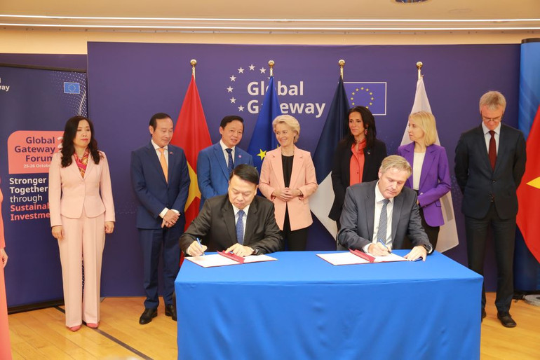 Ký Biên bản ghi nhớ giữa Bộ Tài chính Việt Nam và Ngân hàng Đầu tư Châu Âu.