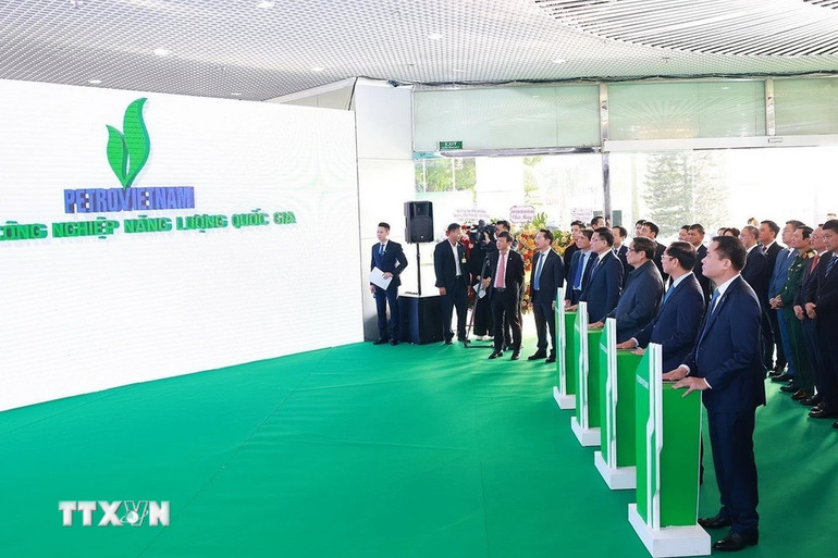 Thủ tướng Phạm Minh Chính và các đại biểu thực hiện nghi thức phát triển Petrovietnam trở thành Tập đoàn Công nghiệp năng lượng quốc gia.