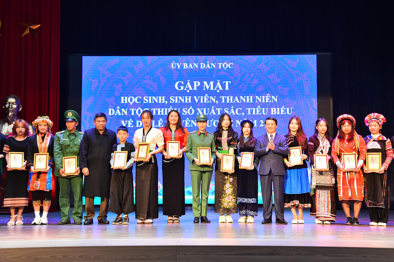 Bộ trưởng, Chủ nhiệm Ủy ban Dân tộc Hầu A Lềnh và Thứ trưởng, Phó Chủ nhiệm Ủy ban Dân tộc Y Thông trao quà của Chủ tịch nước Nguyễn Xuân Phúc và Ủy ban Dân tộc cho các em. (Ảnh: THỦY NGUYÊN)