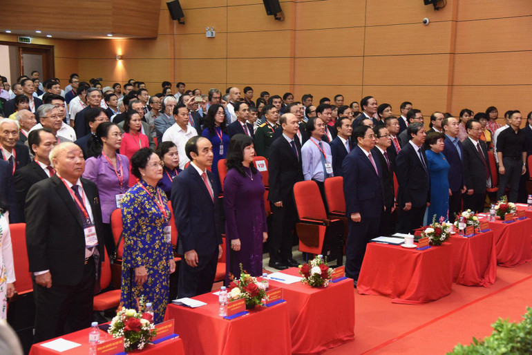 Thủ tướng Phạm Minh Chính với các đại biểu tham dự hội nghị thực hiện nghi lễ chào cờ.