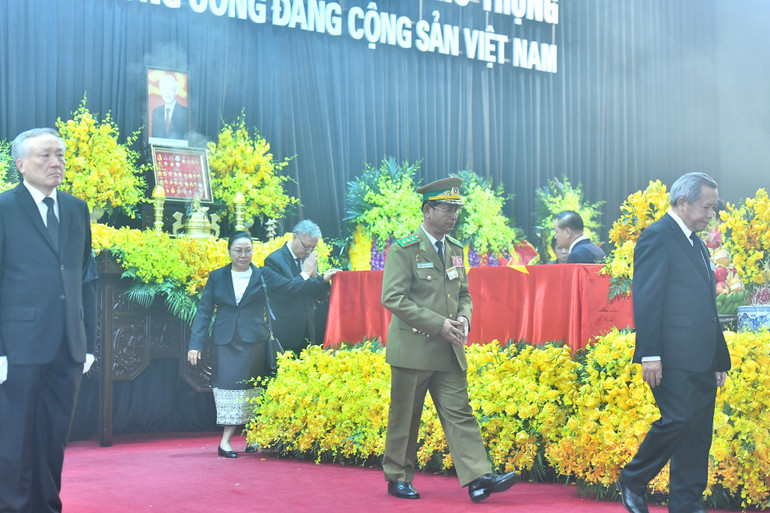 Các đại biểu quốc tế bên linh cữu Tổng Bí thư Nguyễn Phú Trọng tại Lễ truy điệu.