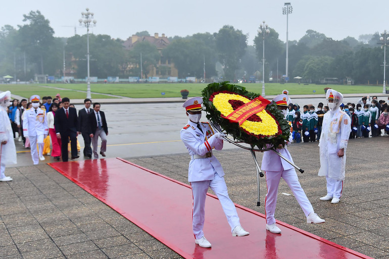 Đoàn đặt vòng hoa vào Lăng viếng Bác.