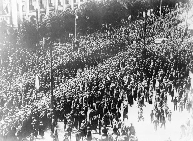 Thủy quân ở Kronstadt kéo về Petrograd chống chính phủ Tư sản Nga (tháng 8/1917). (Ảnh: Tư liệu quốc tế/TTXVN phát)