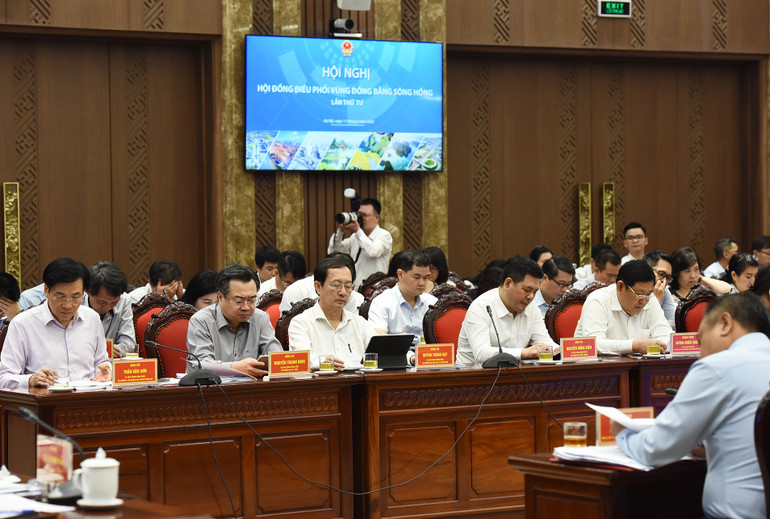 Các đại biểu thảo luận về các nhiệm vụ ưu tiên triển khai thực hiện quy hoạch, đánh giá khó khăn, thách thức, vướng mắc để xác định phương hướng, giải pháp khắc phục, triển khai hiệu quả Quy hoạch vùng.