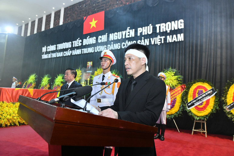 Ông Nguyễn Trọng Trường, con trai Tổng Bí thư Nguyễn Phú Trọng phát biểu cảm ơn tại Lễ truy điệu.