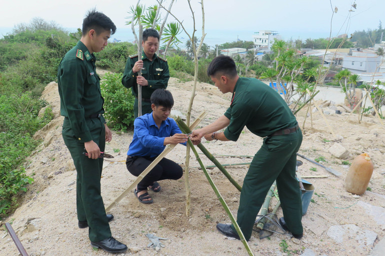 Một số hình ảnh Chương trình “Tháng ba biên giới” tại xã đảo Nhơn Châu, thành phố Quy Nhơn, tỉnh Bình Định.