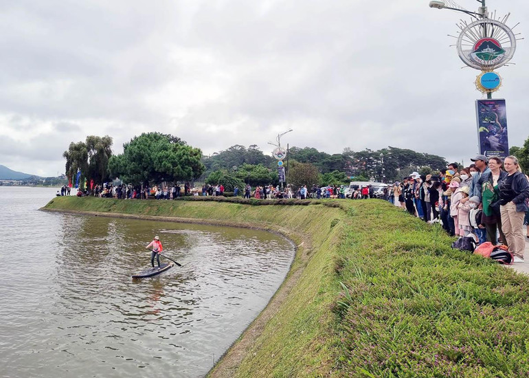 Người dân Đà Lạt và du khách đứng quanh hồ Xuân Hương theo dõi giải đua. Người dân Đà Lạt và du khách đứng quanh hồ Xuân Hương theo dõi giải đua.