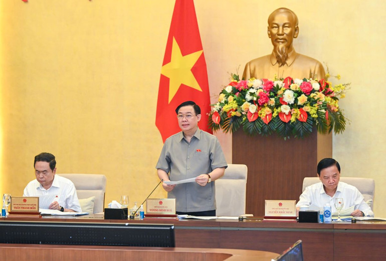 Chủ tịch Quốc hội Vương Đình Huệ phát biểu khai mạc phiên họp.