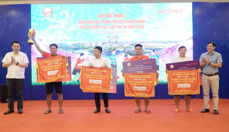 Ban Tổ chức trao thưởng cho các đội có thành tích cao trong vòng loại cụm khu vực của giải bóng đá.