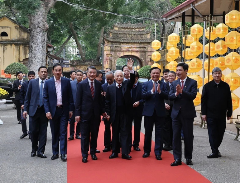 Tổng Bí thư Nguyễn Phú Trọng đến dâng hương tại Khu di tích Hoàng thành Thăng Long.