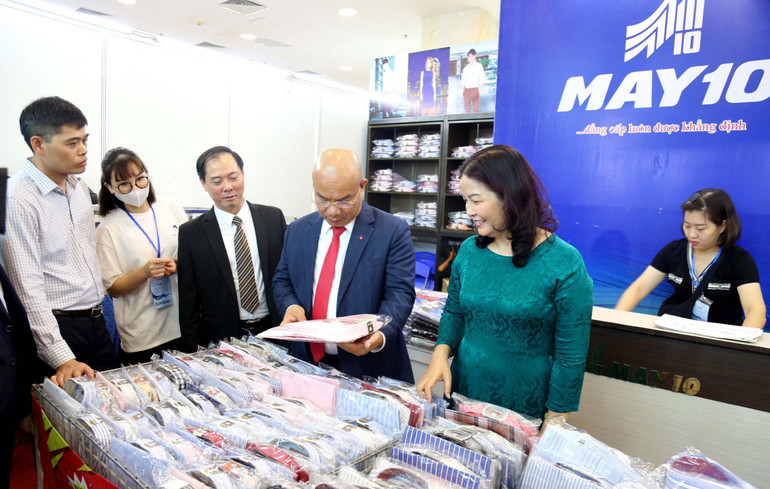 Các sản phẩm công nghiệp chủ lực của thành phố Hà Nội giới thiệu tại Hội chợ.