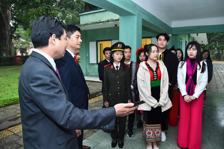 Các em học sinh, sinh viên, thanh niên dân tộc thiểu số thăm Nhà sàn Bác Hồ.