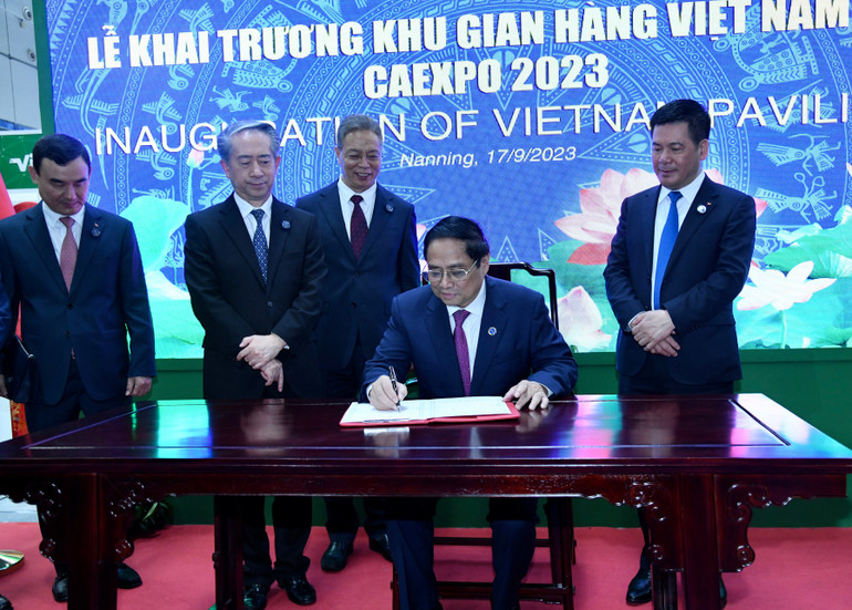 Thủ tướng Phạm Minh Chính ghi lưu bút tại lễ khai trương Khu gian hàng Việt Nam.
