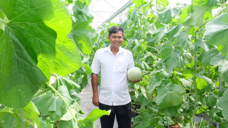 Hỗ trợ đồng bào dân tộc thiểu số trồng dưa lưới ở xã Lộc Hưng (Lộc Ninh) đang là mô hình xóa nghèo hiệu quả.