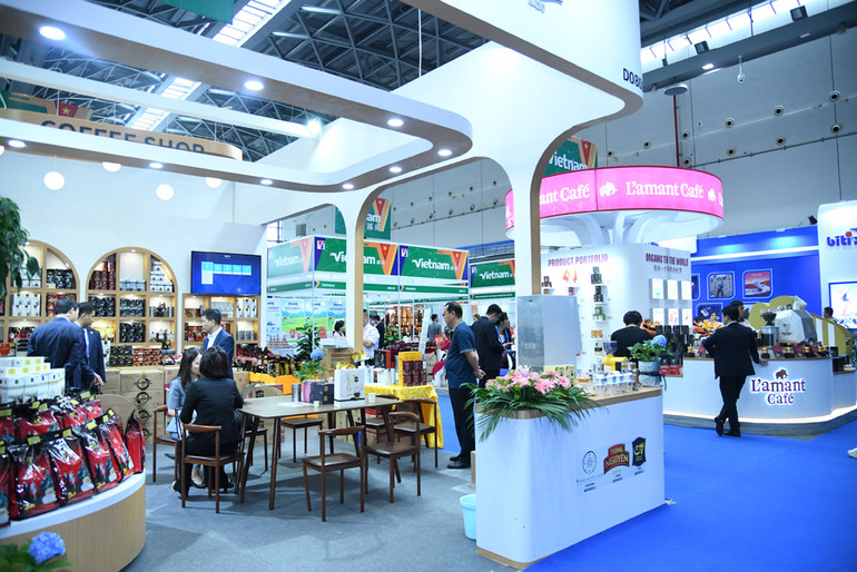 Gian hàng của các doanh nghiệp Việt Nam tại CAEXPO 2023.