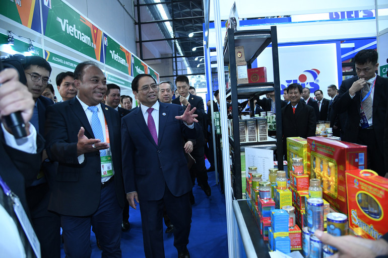 Thủ tướng Phạm Minh Chính thăm một gian trưng bày sản phẩm của doanh nghiệp Việt Nam tham gia CAEXPO 2023.