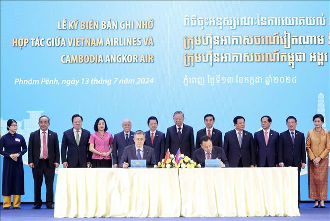 Chủ tịch nước Tô Lâm chứng kiến Lễ ký biên bản ghi nhớ hợp tác giữa Vietnam Airlines và Cambodia Angkor Air.