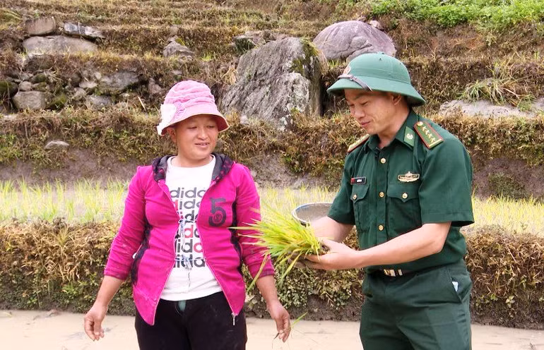 Hơ Văn Xá hướng dẫn đồng bào dân tộc H’Mông về kỹ thuật trồng, chăm sóc cây lúa nước. Hơ Văn Xá hướng dẫn đồng bào dân tộc H’Mông về kỹ thuật trồng, chăm sóc cây lúa nước.