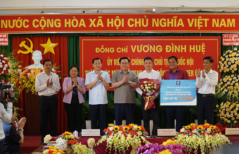 Chủ tịch Quốc hội Vương Đình Huệ chứng kiến Tập đoàn Xăng dầu Việt Nam trao 5 tỷ đồng hỗ trợ kinh phí xây dựng 100 căn nhà Đại đoàn kết cho hộ nghèo, cận nghèo, hộ đặc biệt khó khăn tỉnh Sóc Trăng.