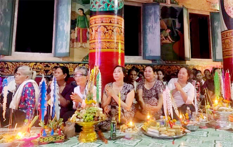 Trong 3 ngày lễ, ngoài cúng ở nhà, mọi nghi thức quan trọng đều diễn ra tại chùa.