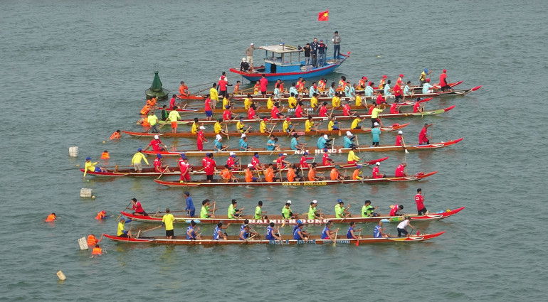 Các đội đua thuyền truyền thống phường Nại Hiên Đông cùng xuất phát.