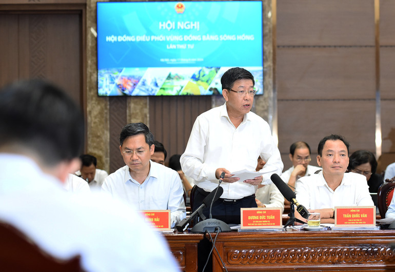 Phó Chủ tịch Ủy ban nhân dân thành phố Hà Nội Dương Đức Tuấn phát biểu tại hội nghị.