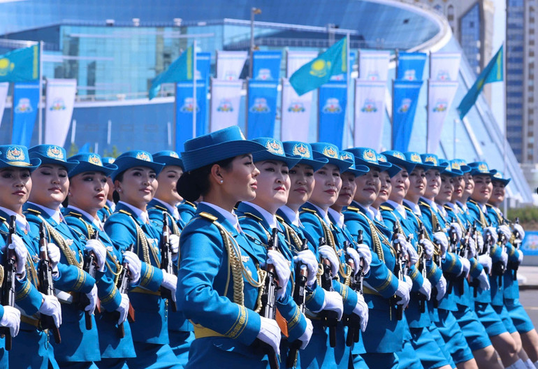 Các lực lượng vũ trang Kazakhstan duyệt binh tại buổi lễ. (Ảnh: TTXVN)