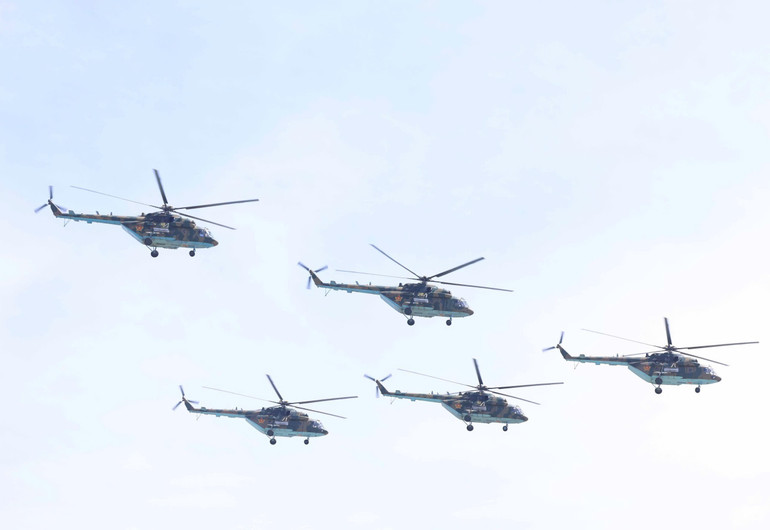 Lực lượng Không quân Kazakhstan trình diễn tại Lễ duyệt binh. (Ảnh: TTXVN)