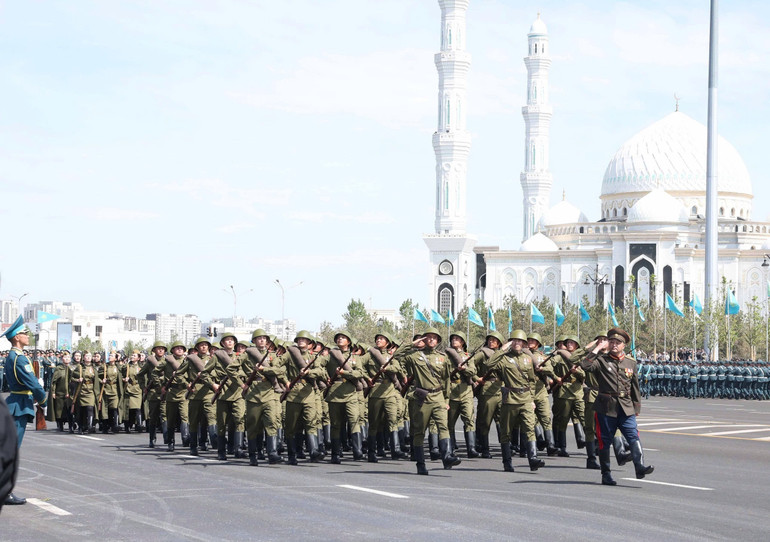 Các lực lượng vũ trang Kazakhstan duyệt binh tại buổi lễ. (Ảnh: TTXVN)