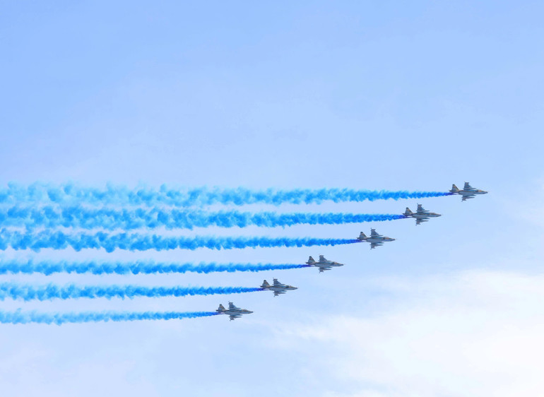 Lực lượng Không quân Kazakhstan trình diễn tại Lễ duyệt binh. (Ảnh: TTXVN)