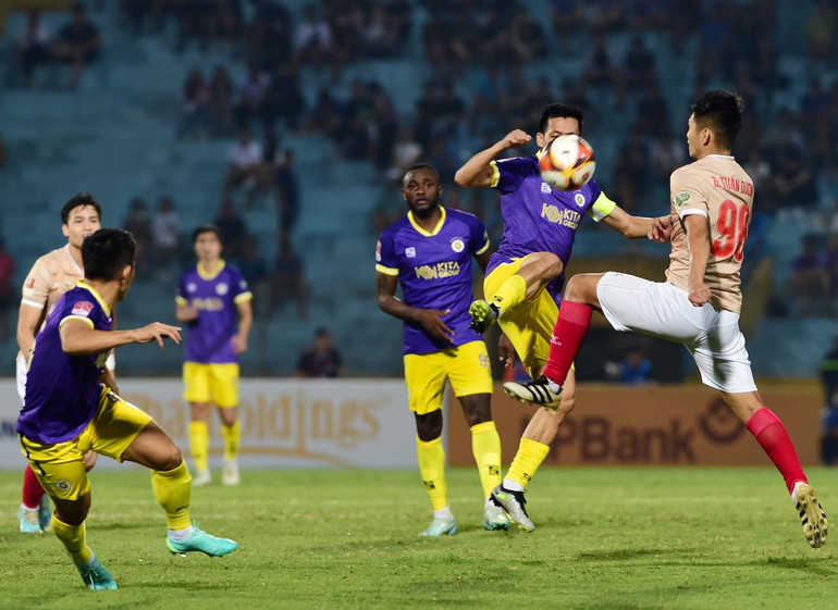 Trận đấu diễn ra cởi mở ngay sau tiếng còi khai cuộc. Cả 2 đội đều đẩy cao đội hình với quyết tâm tìm bàn thắng sớm.