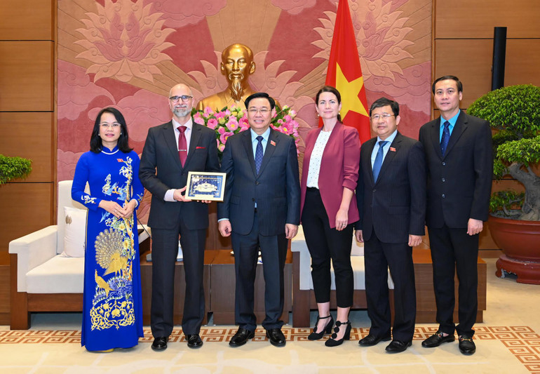 Chủ tịch Quốc hội Vương Đình Huệ và Đại sứ Canada Perry Shawn Steil cùng thành viên đoàn hai nước tại buổi tiếp.