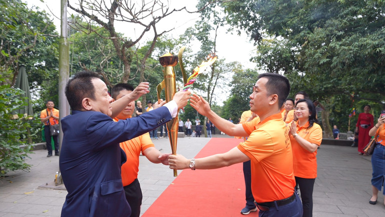 Doanh nhân Đỗ Quang Hiển trao truyền ngọn lửa thiêng cho cán bộ nhân viên T&T - SHB truyền rước từ đền Hùng về SVĐ Mỹ Đình Doanh nhân Đỗ Quang Hiển trao truyền ngọn lửa thiêng cho cán bộ nhân viên T&T - SHB truyền rước từ đền Hùng về SVĐ Mỹ Đình