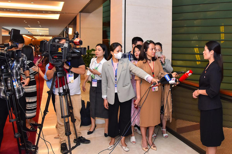 Đại biểu Quốc hội tỉnh Quảng Trị Hồ Thị Minh trả lời phỏng vấn các cơ quan thông tấn, báo chí bên hành lang Quốc hội. Đại biểu Quốc hội tỉnh Quảng Trị Hồ Thị Minh trả lời phỏng vấn các cơ quan thông tấn, báo chí bên hành lang Quốc hội.