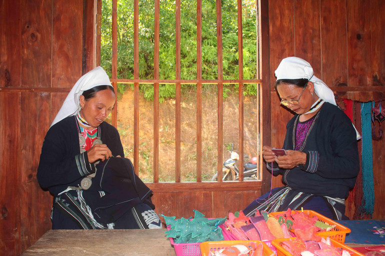 Xưởng thêu thổ cẩm người Dao ở xóm Nà Chắn, xã Hoa Thám.