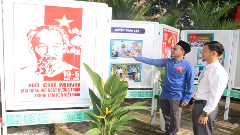 Các đại biểu tham quan triển lãm ảnh.