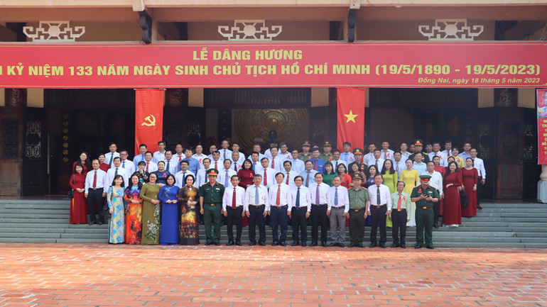 Lãnh đạo tỉnh Đồng Nai cùng các gương tiêu biểu trong thực hiện Chỉ thị số 05 chụp ảnh lưu niệm.