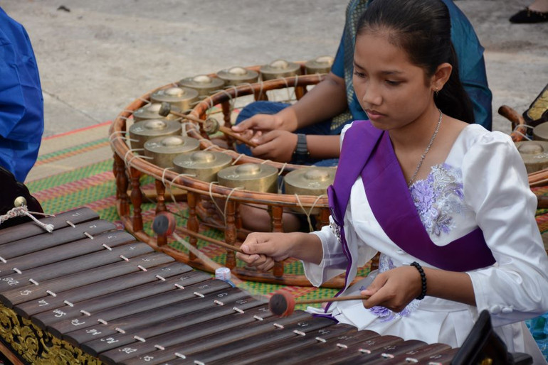 Thiếu nữ Khmer chơi nhạc ngũ âm Khmer của tỉnh Kiên Giang. Thiếu nữ Khmer chơi nhạc ngũ âm Khmer của tỉnh Kiên Giang.