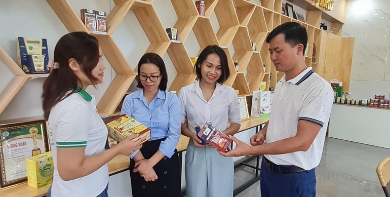 Anh Nguyễn Quốc Huy giới thiệu sản phẩm đông trùng hạ thảo cho khách hàng. Anh Nguyễn Quốc Huy giới thiệu sản phẩm đông trùng hạ thảo cho khách hàng.