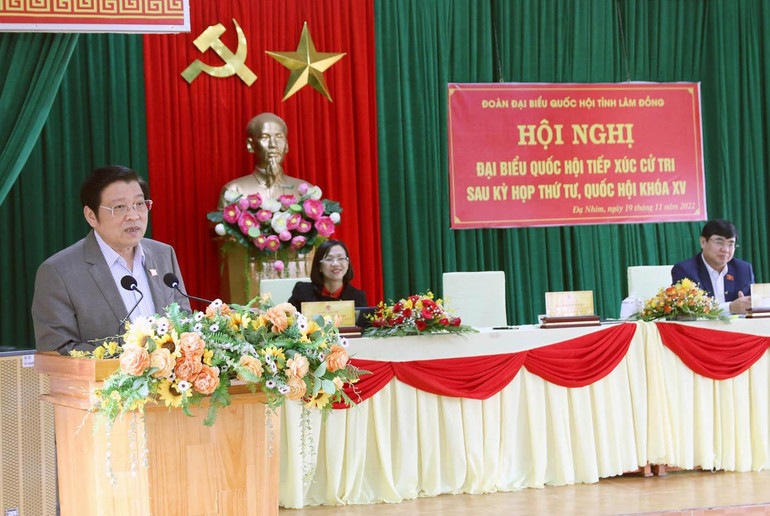 Đồng chí Phan Đình Trạc phát biểu ý kiến tại buổi tiếp xúc cử tri xã Đạ Nhim, huyện Lạc Dương, Lâm Đồng.