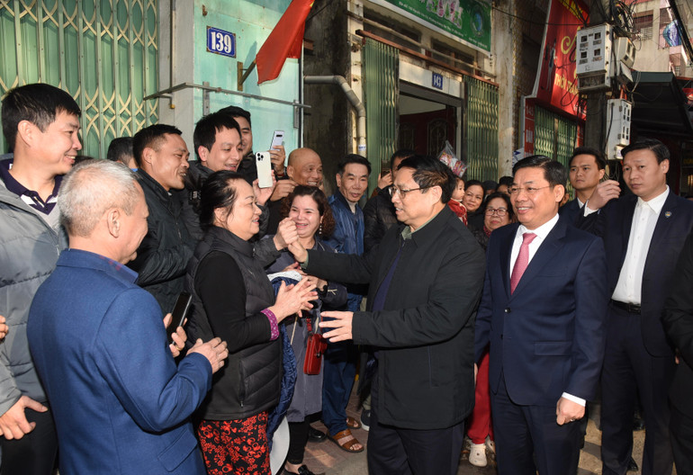 Thủ tướng thăm hỏi nhân dân thành phố Bắc Giang. Thủ tướng thăm hỏi nhân dân thành phố Bắc Giang.